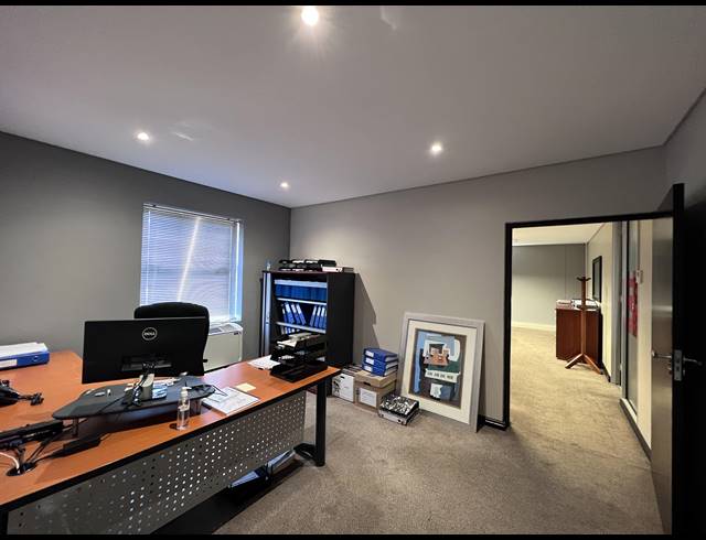 296M² OFFICE TO LET IN KENILWORTH
